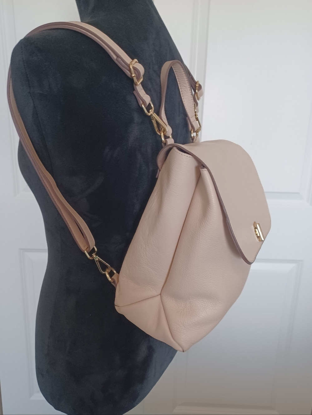 Antonio Melani Freeport Leather Backpack - Picture 3 of 9
